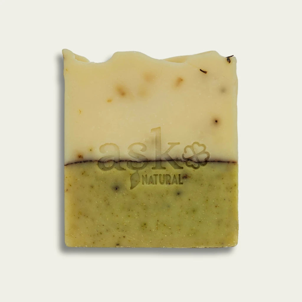 Freigestellte Lavendel Naturseife – beruhigende Olivenölseife bei empfindlicher und gereizter Haut.