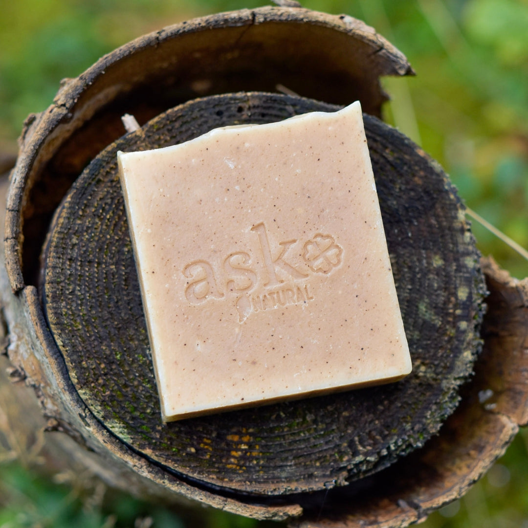 Argan Naturseife in Holzschale – natürliche Körperpflege für trockene und empfindliche Haut.