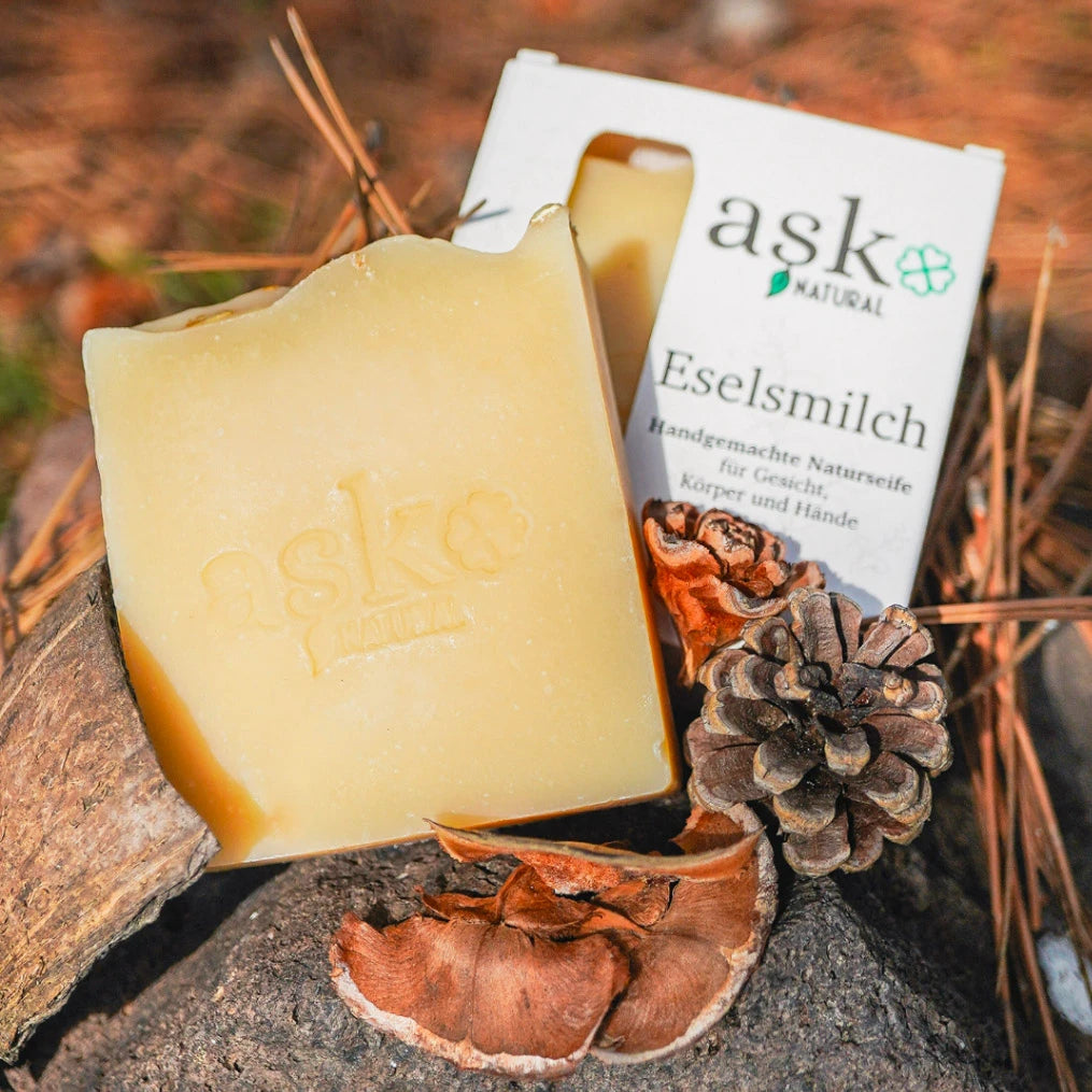 Eselsmilch Naturseife mit nachhaltiger Verpackung – handgemachte Seife für empfindliche Haut mit cremigem natürlichem Schaum.