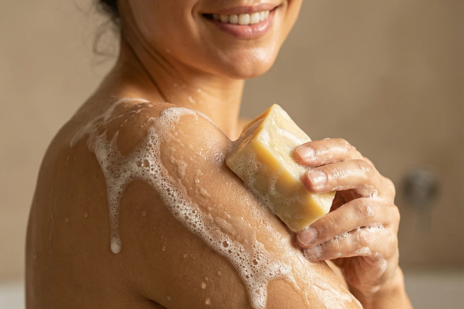 Anwendung einer handgemachten Eselsmilch Naturseife von ASK Natural bei der täglichen Hautpflege.