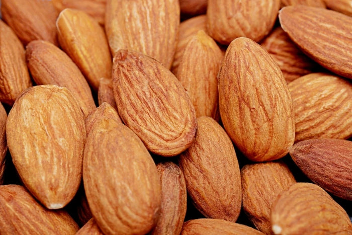 Mandeln – reich an Vitaminen und natürlichen Ölen. Pflegender Hauptinhaltsstoff der Haarseife von ASK Natural für weiches, glänzendes Haar.