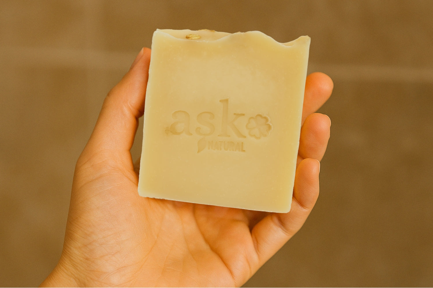 Handgemachte Haarseife von Ask Natural – natürliche Pflege ohne Plastik, ideal für umweltbewusstes Duschen.