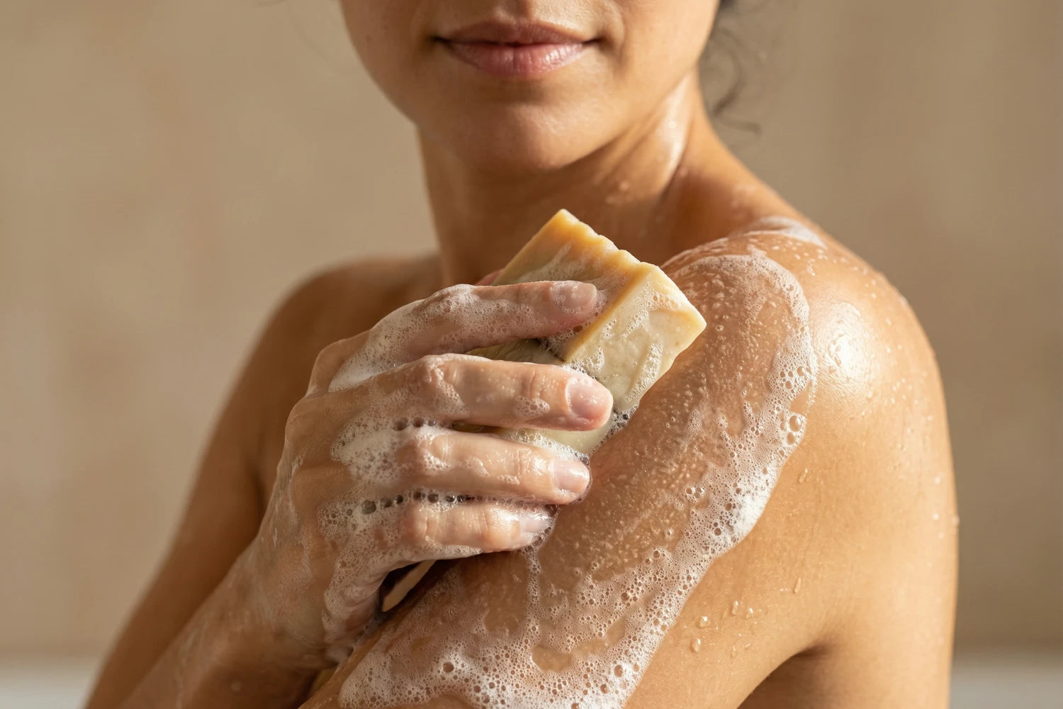 Anwendung einer handgemachten Hafer-Honig Naturseife von ASK Natural bei der täglichen Hautpflege.