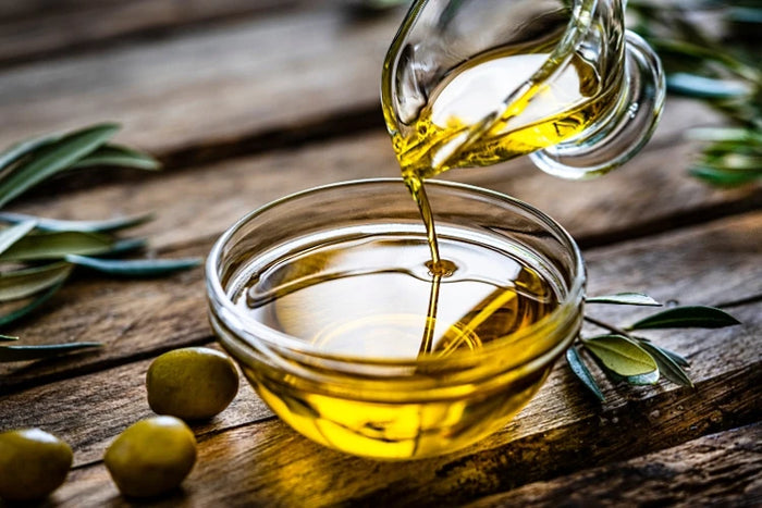 Olivenöl – Basisöl der ASK Natural Naturseifen. Spendet Feuchtigkeit, regeneriert und pflegt die Haut nachhaltig.