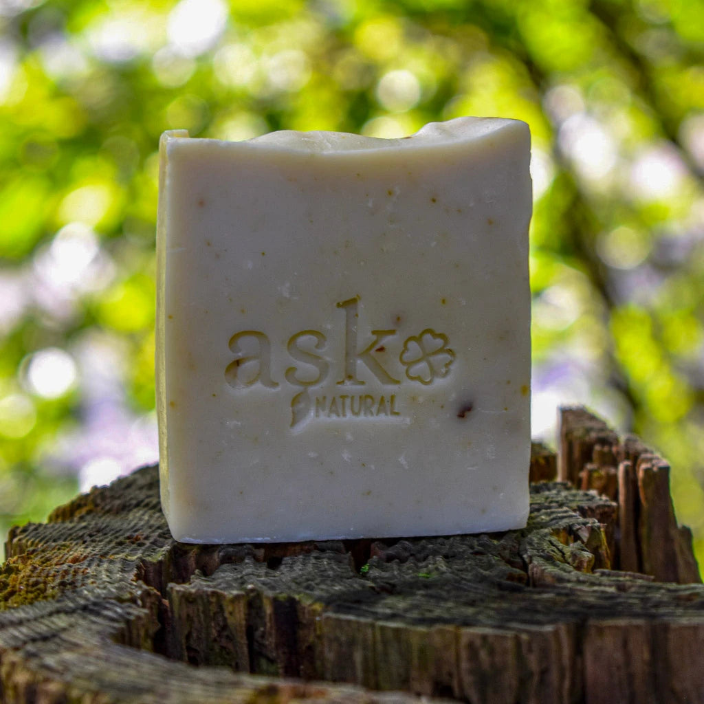 Lorbeer Naturseife mit natürlichen Inhaltsstoffen – handgemachte Olivenölseife für natürliche Körper und Haarpflege.