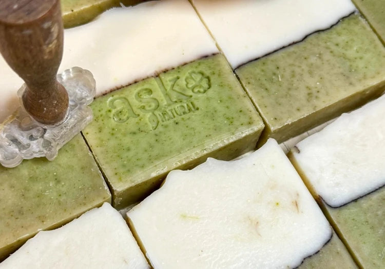 Traditionelle handgefertigte Olivenölseifen aus natürlichen Inhaltsstoffe - Naturseifen ohne Plastik und Palmöl.