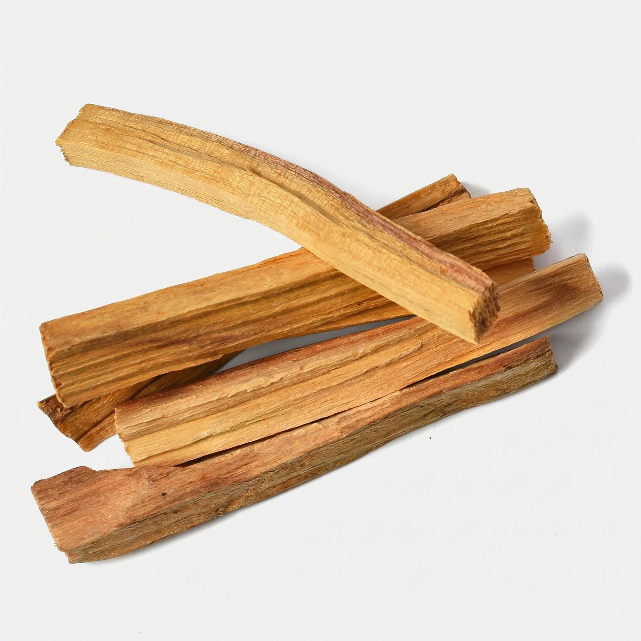 Premium Palo Santo Holz aus Peru – 5 handverlesene Sticks auf hellem Hintergrund von ASK Natural.