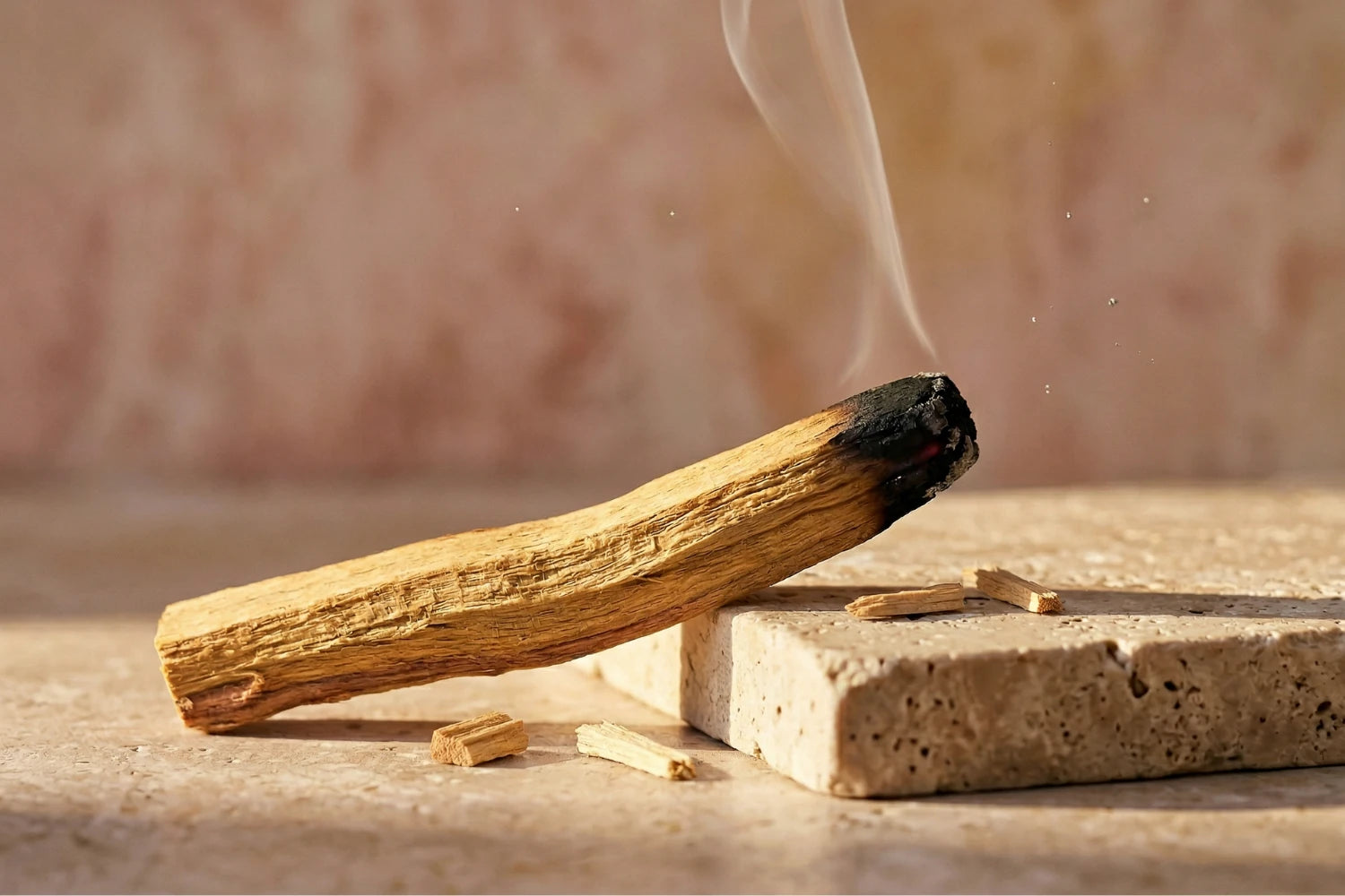 Glimmendes Palo Santo mit sanft aufsteigendem Rauch zur Darstellung von Reinigung, Ruhe und positiver Energie.