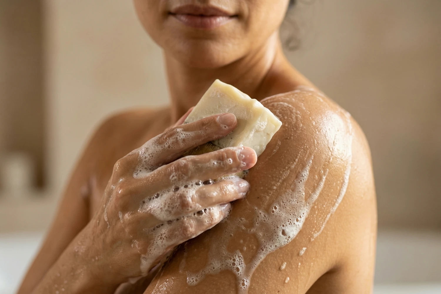 Anwendung einer handgemachten Patchouli-Lemon Naturseife von ASK Natural bei der täglichen Hautpflege.