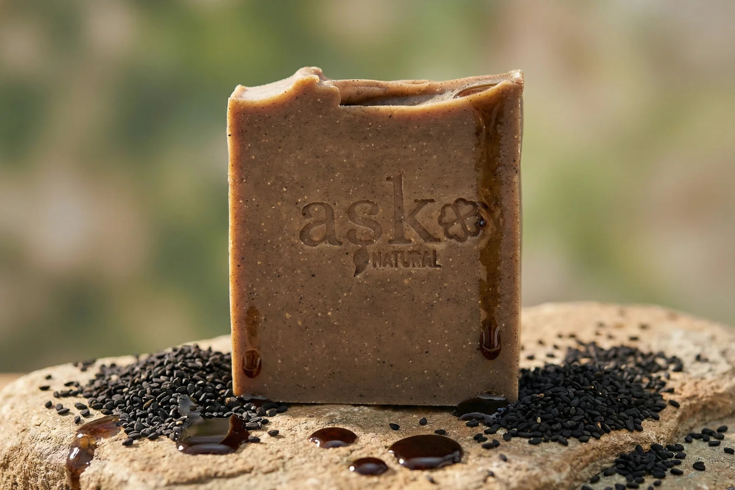 Handgemachte Schwarzkümmelöl Naturseife von ASK Natural mit natürlichen Inhaltsstoffen auf Stein, in natürlicher Umgebung.