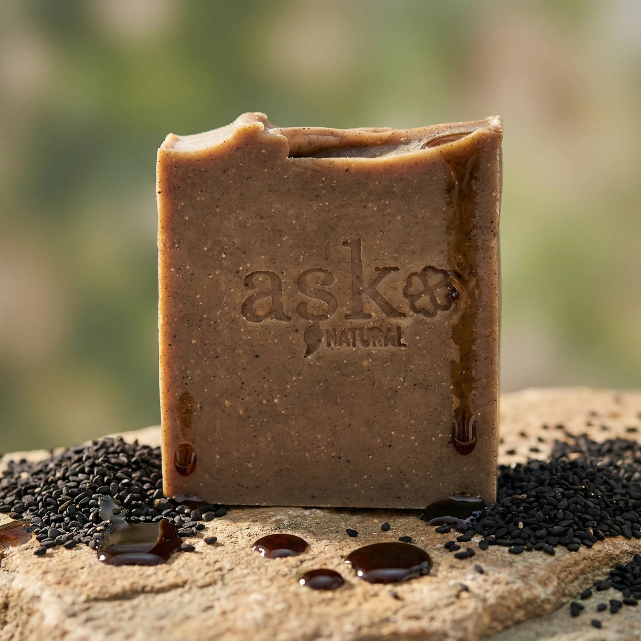 Handgemachte Schwarzkümmelöl Seife 100g von ASK Natural mit Schwarzkümmelsamen auf Naturstein.