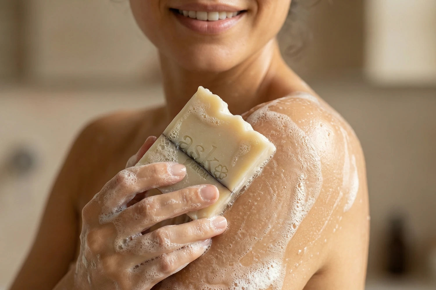 Anwendung einer handgemachten Sheabutter Naturseife von ASK Natural bei der täglichen Hautpflege.