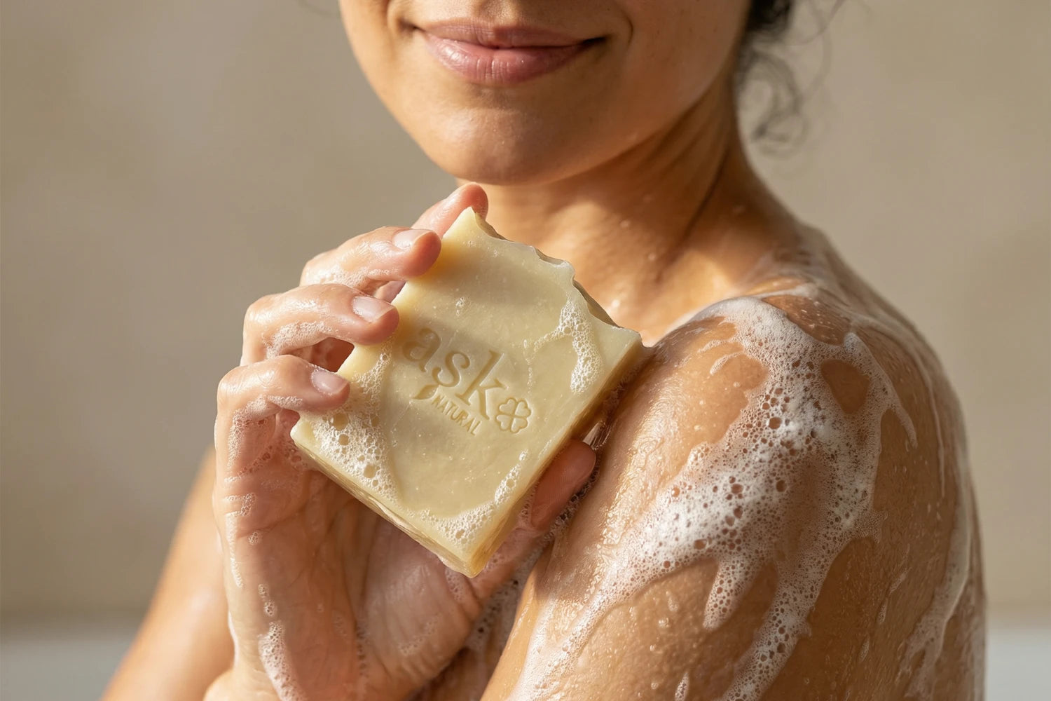 Anwendung einer handgemachten Ziegenmilch Naturseife von ASK Natural bei der täglichen Hautpflege.