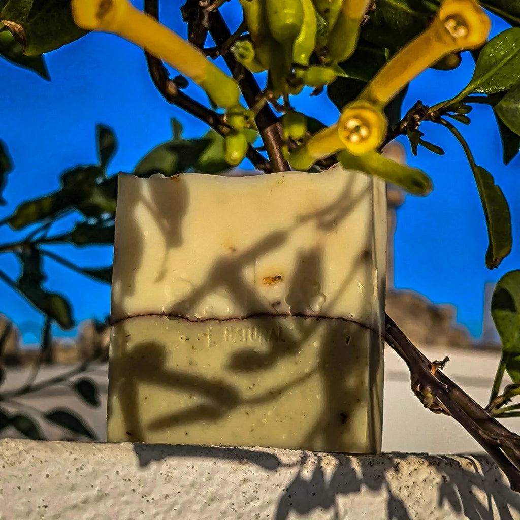 Lavendel Naturseife im Sonnenlicht – handgemachte Olivenölseife für beruhigende Hautpflege.
