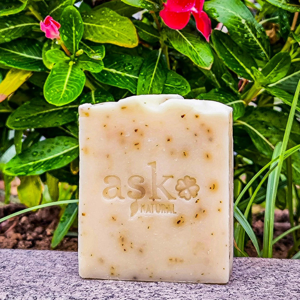 Rose Naturseife im Garten – feuchtigkeitsspendende Blütenseife für empfindliche Haut.