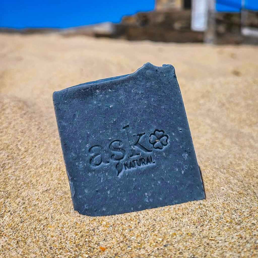 Aktivkohle Seife - Naturseife mit Aktivkohle-Peeling. Natürliche Reinigung bei unreiner und fettiger Haut.