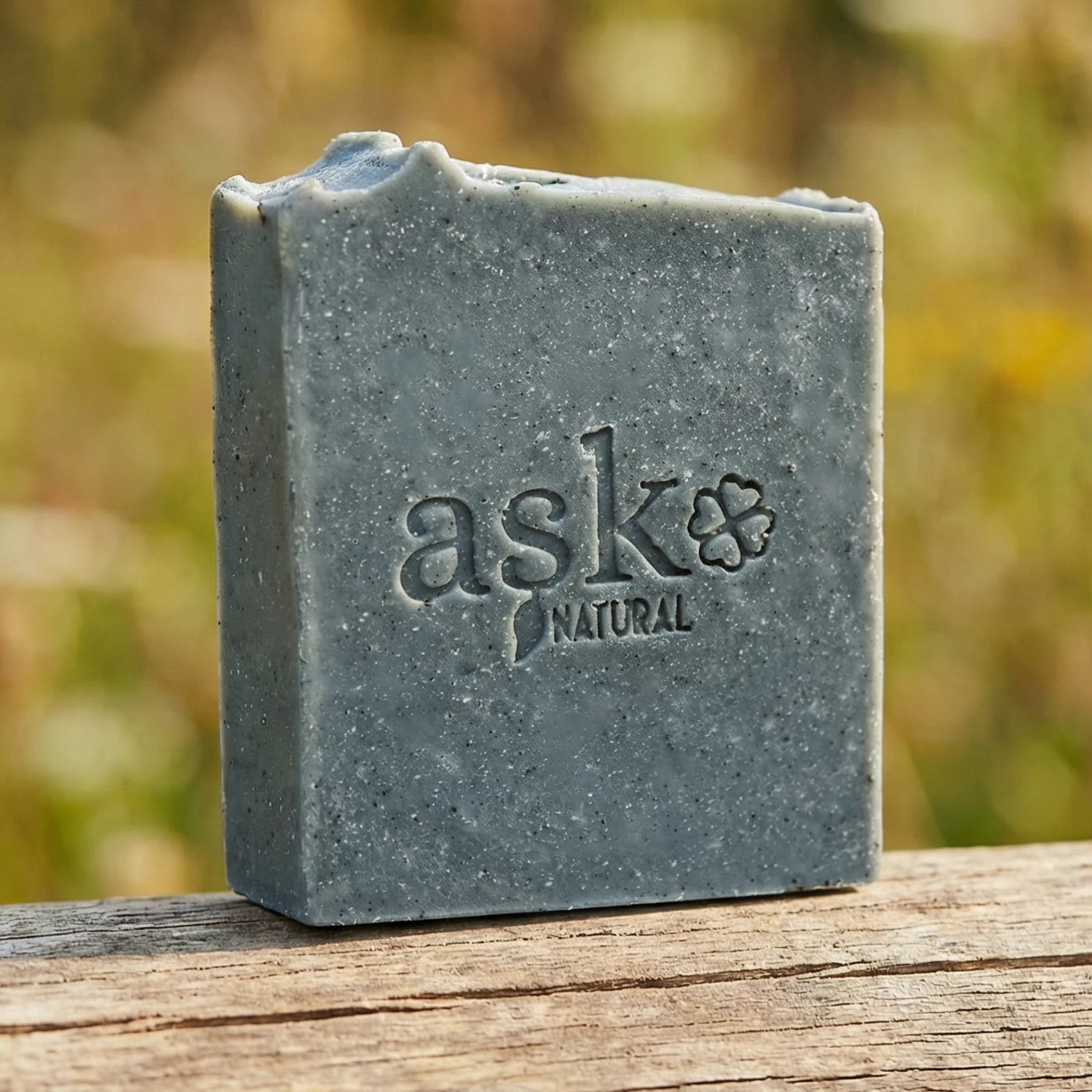Handgemachte Aktivkohle Seife von ASK Natural, nachhaltig, vegan und palmölfrei hergestellt.