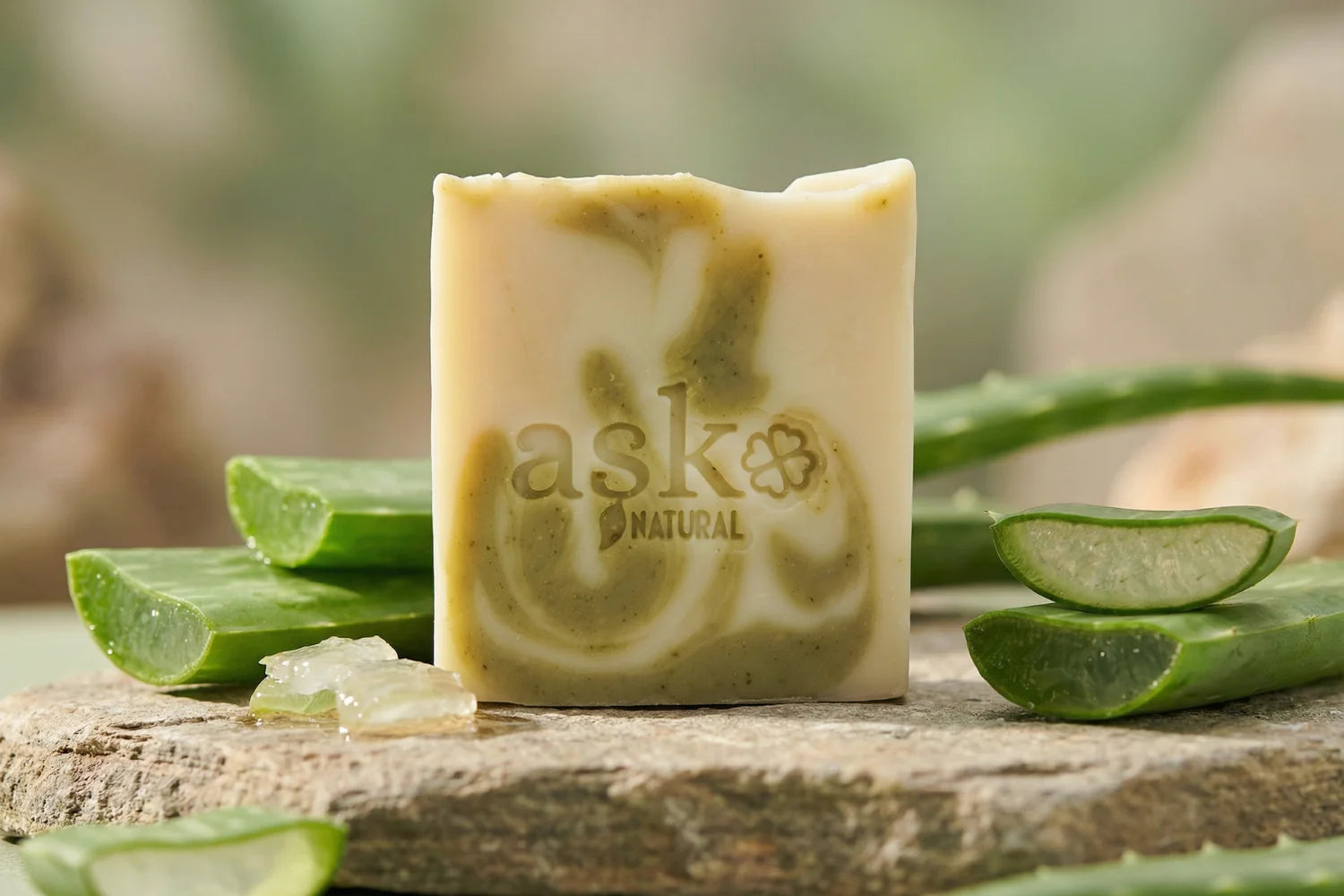 Handgemachte Aloe Vera Naturseife von ASK Natural mit natürlichen Inhaltsstoffen auf Stein, in natürlicher Umgebung.