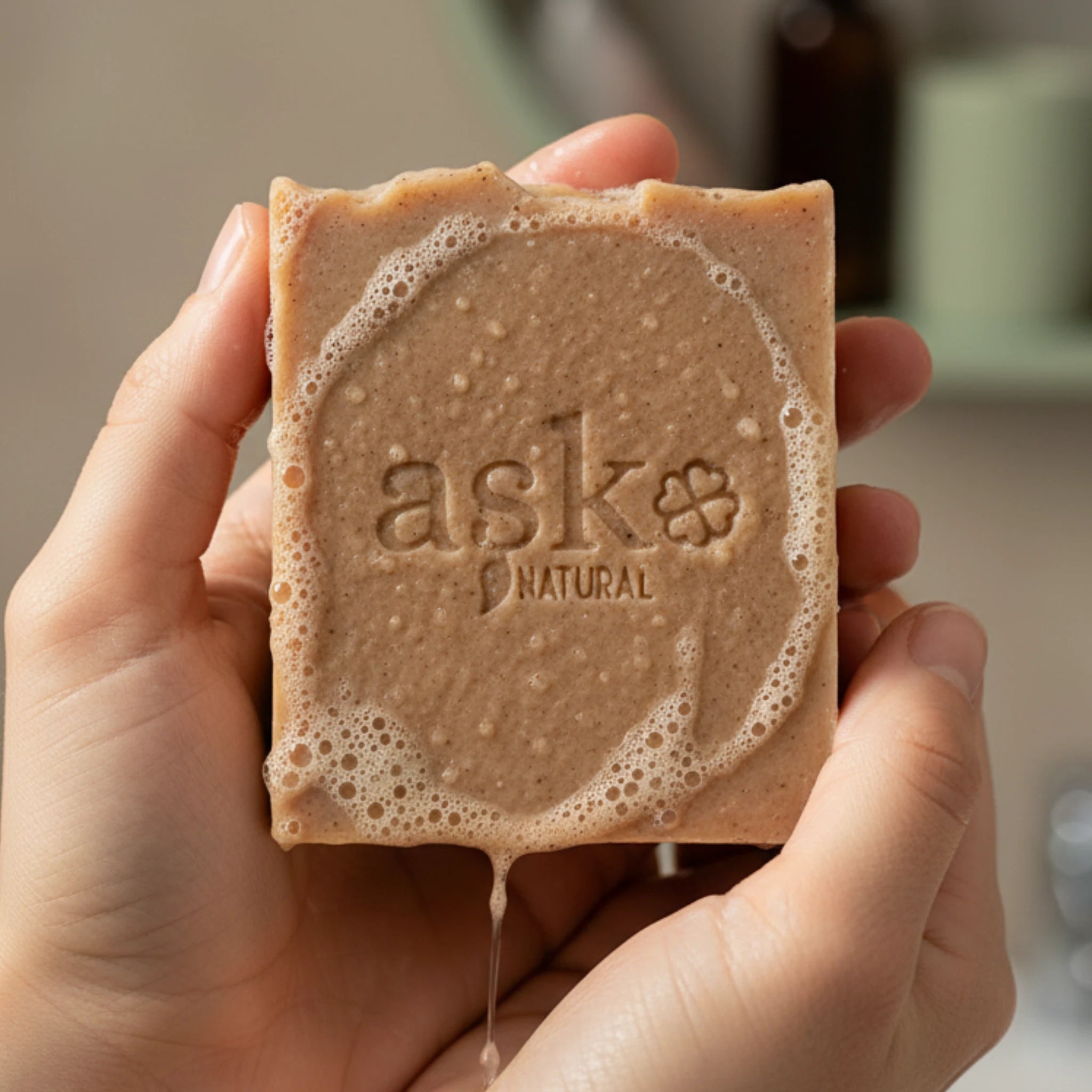 Nahaufnahme einer handgemachten Arganöl Seife von ASK Natural mit natürlicher Textur und cremigem Schaum in den Händen, hergestellt im traditionellen Kaltverfahren.