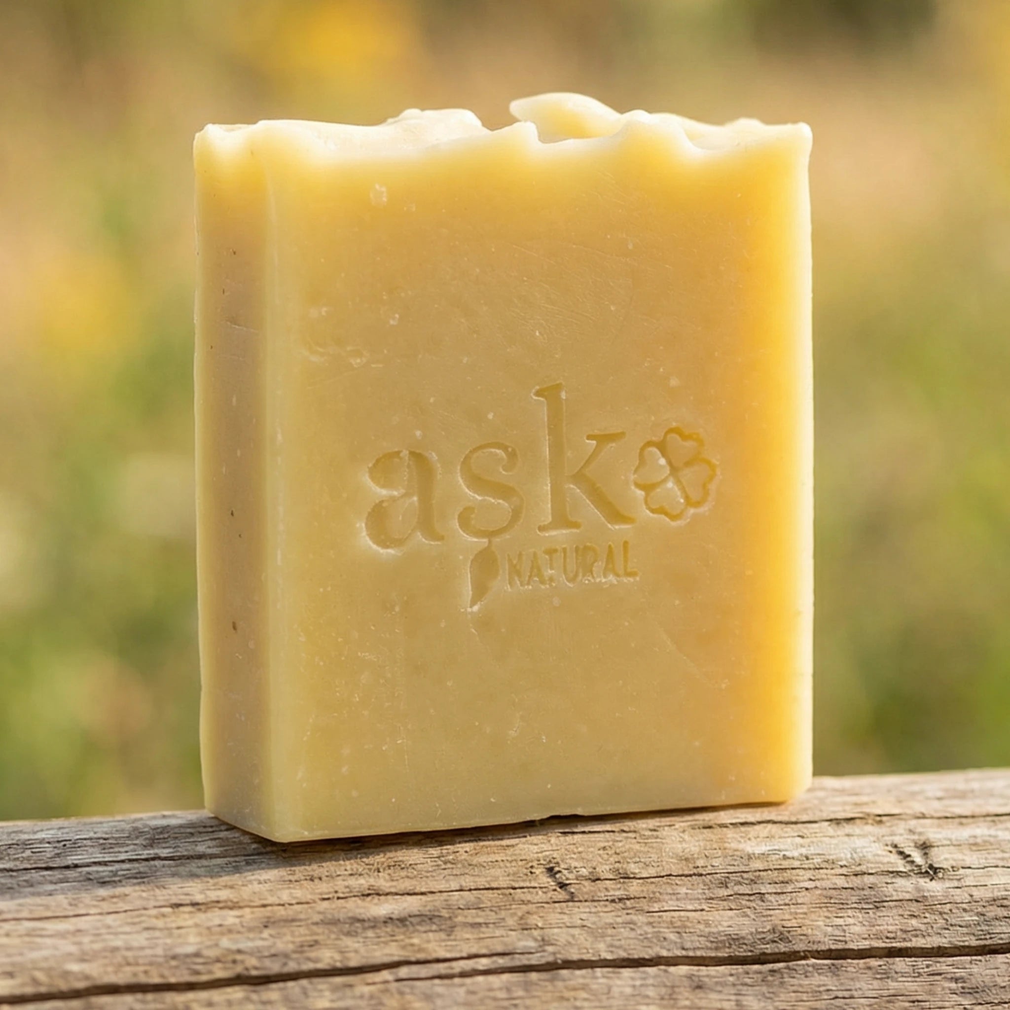 Handgemachte Haarseife von ASK Natural, nachhaltig, vegan und palmölfrei hergestellt.