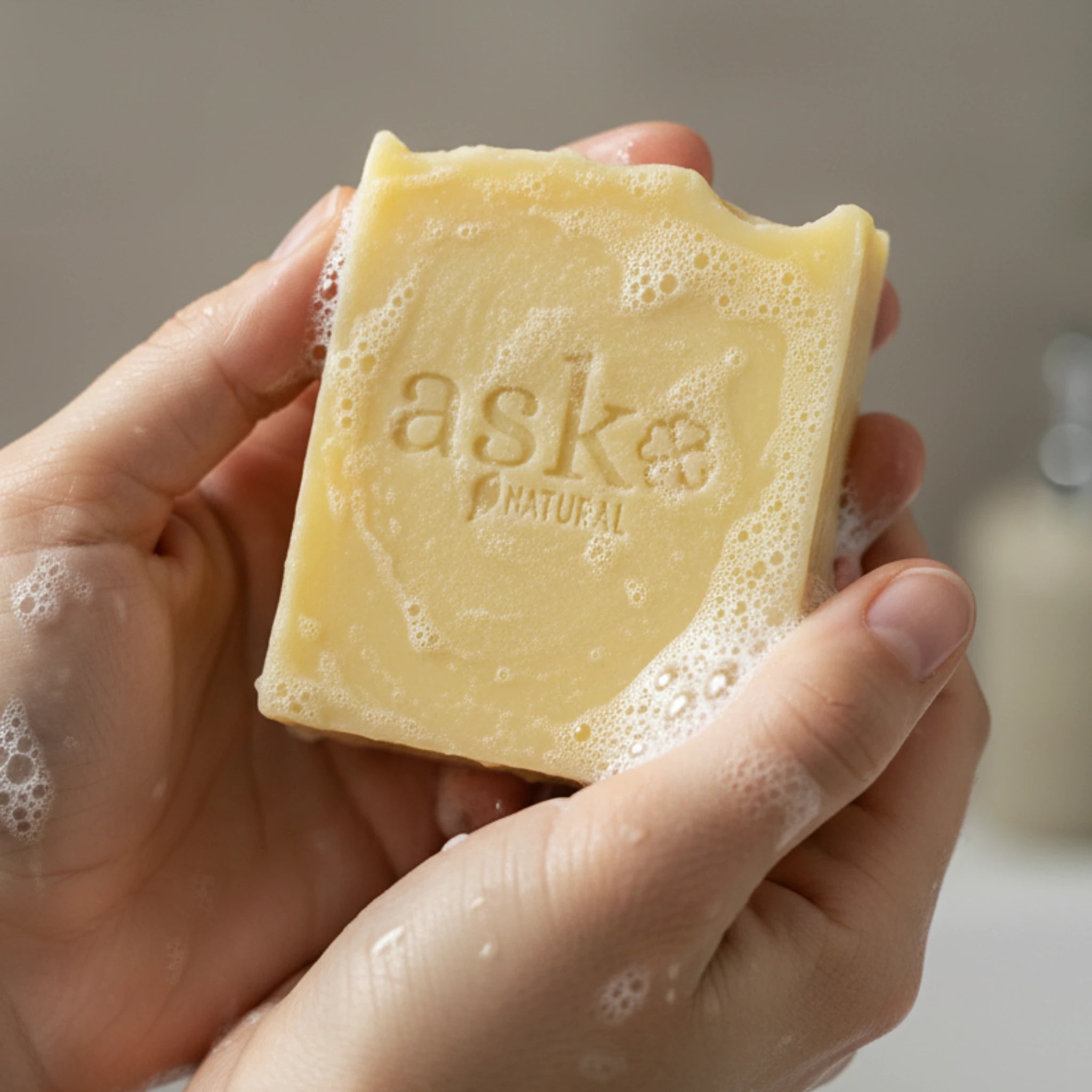 Nahaufnahme einer handgemachten Hamam Seife von ASK Natural mit natürlicher Textur und cremigem Schaum in den Händen, hergestellt im traditionellen Kaltverfahren.