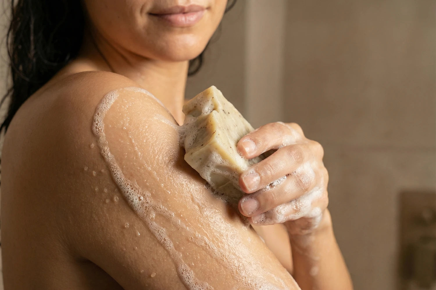 Anwendung einer handgemachten Johanniskrautöl Naturseife von ASK Natural bei der täglichen Hautpflege.