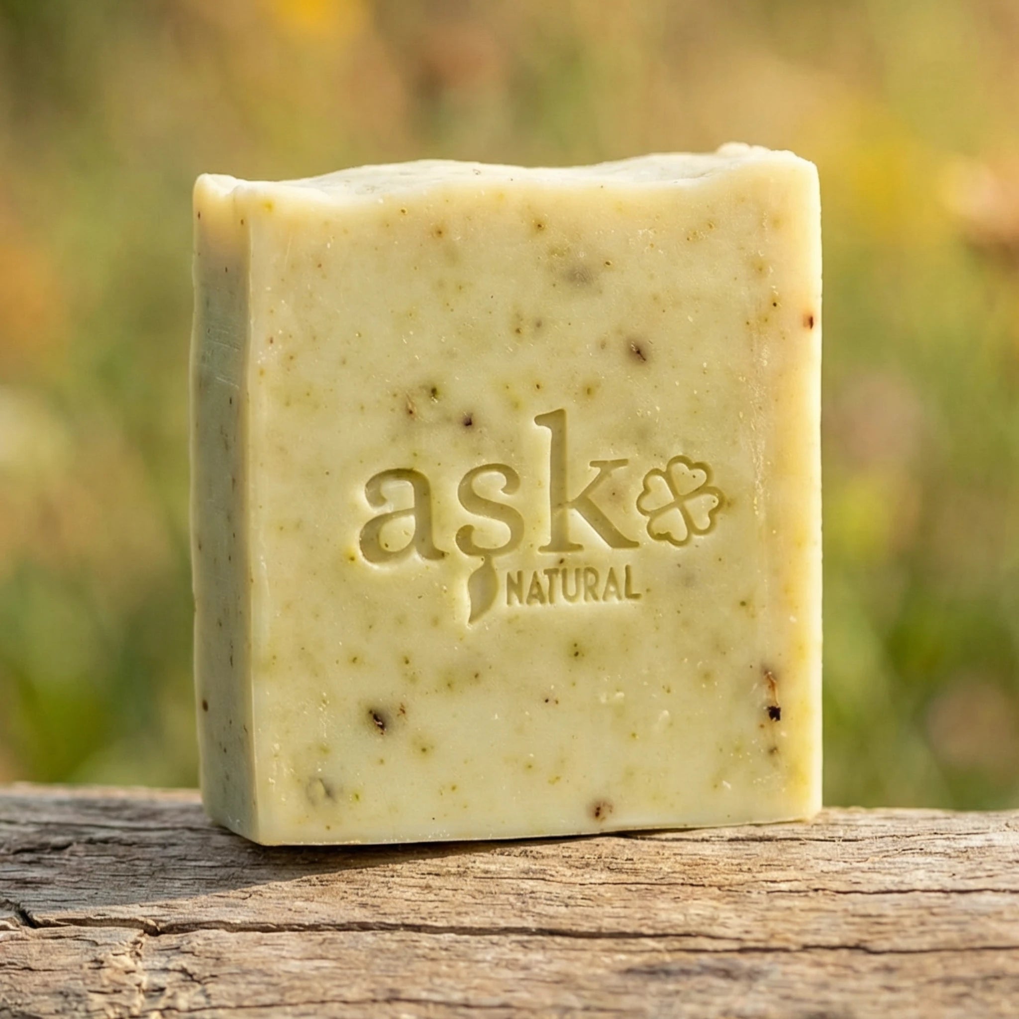 Handgemachte Lorbeer Seife von ASK Natural, nachhaltig, vegan und palmölfrei hergestellt.