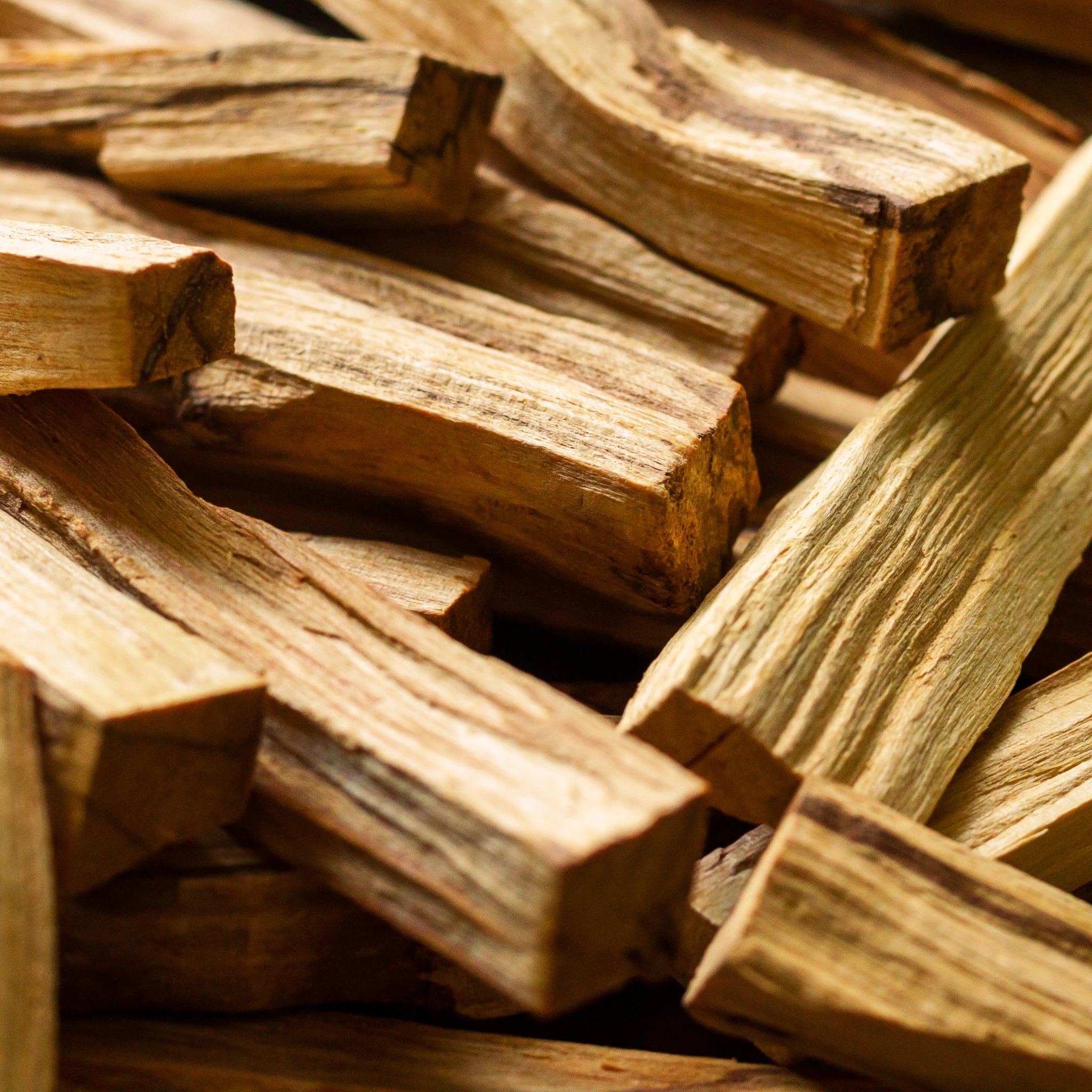 Nahaufnahme von hochwertigem Palo Santo Holz mit sichtbarer Maserung und natürlicher Struktur von ASK Natural.