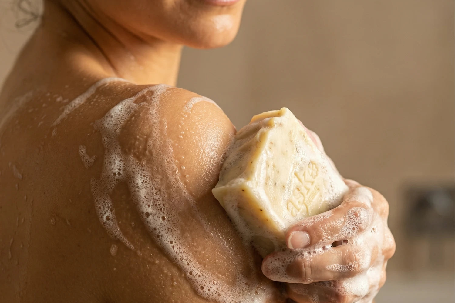 Anwendung einer handgemachten Rose Naturseife von ASK Natural bei der täglichen Hautpflege.