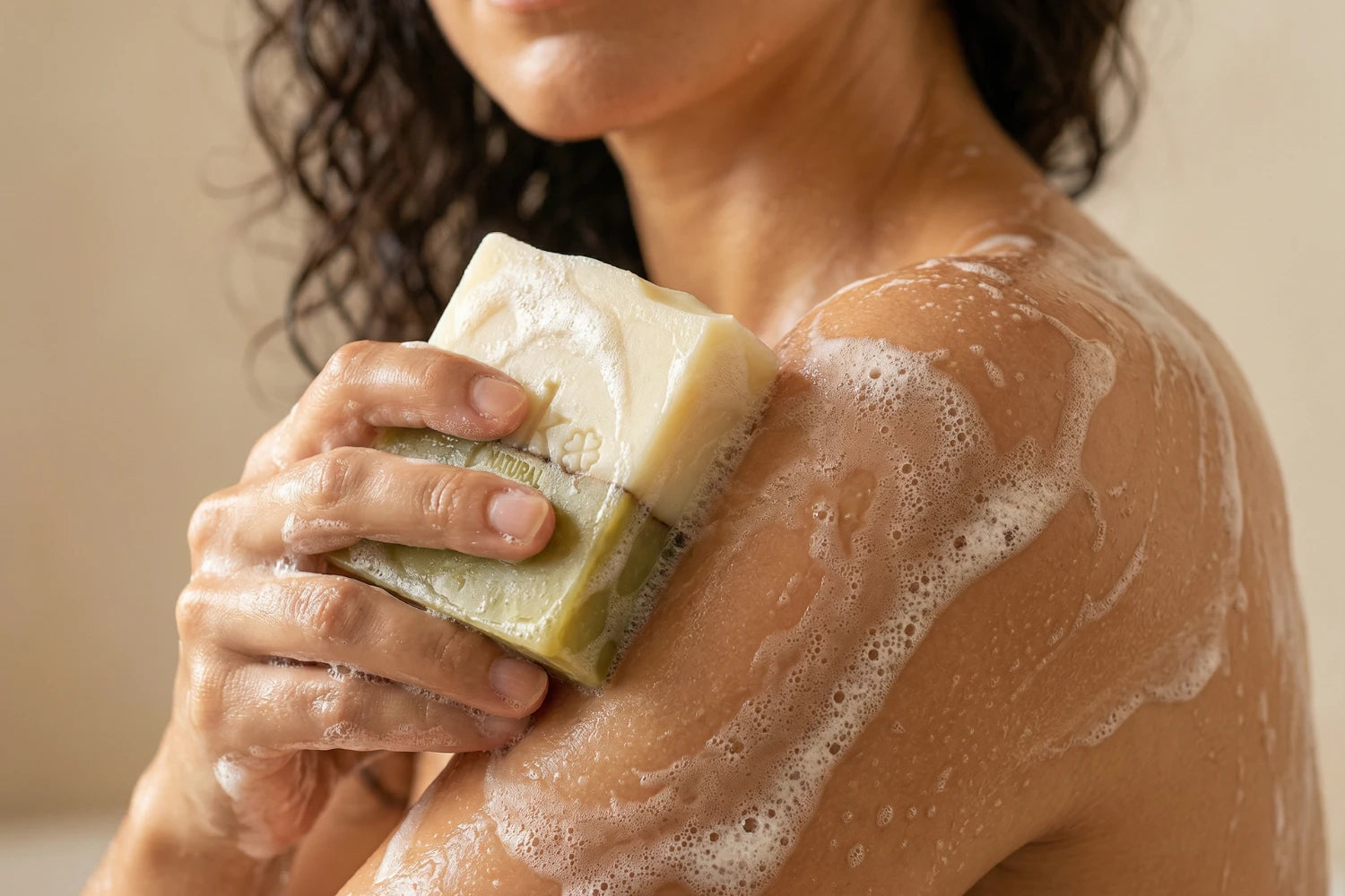 Anwendung einer handgemachten Teebaumöl Naturseife von ASK Natural bei der täglichen Hautpflege.