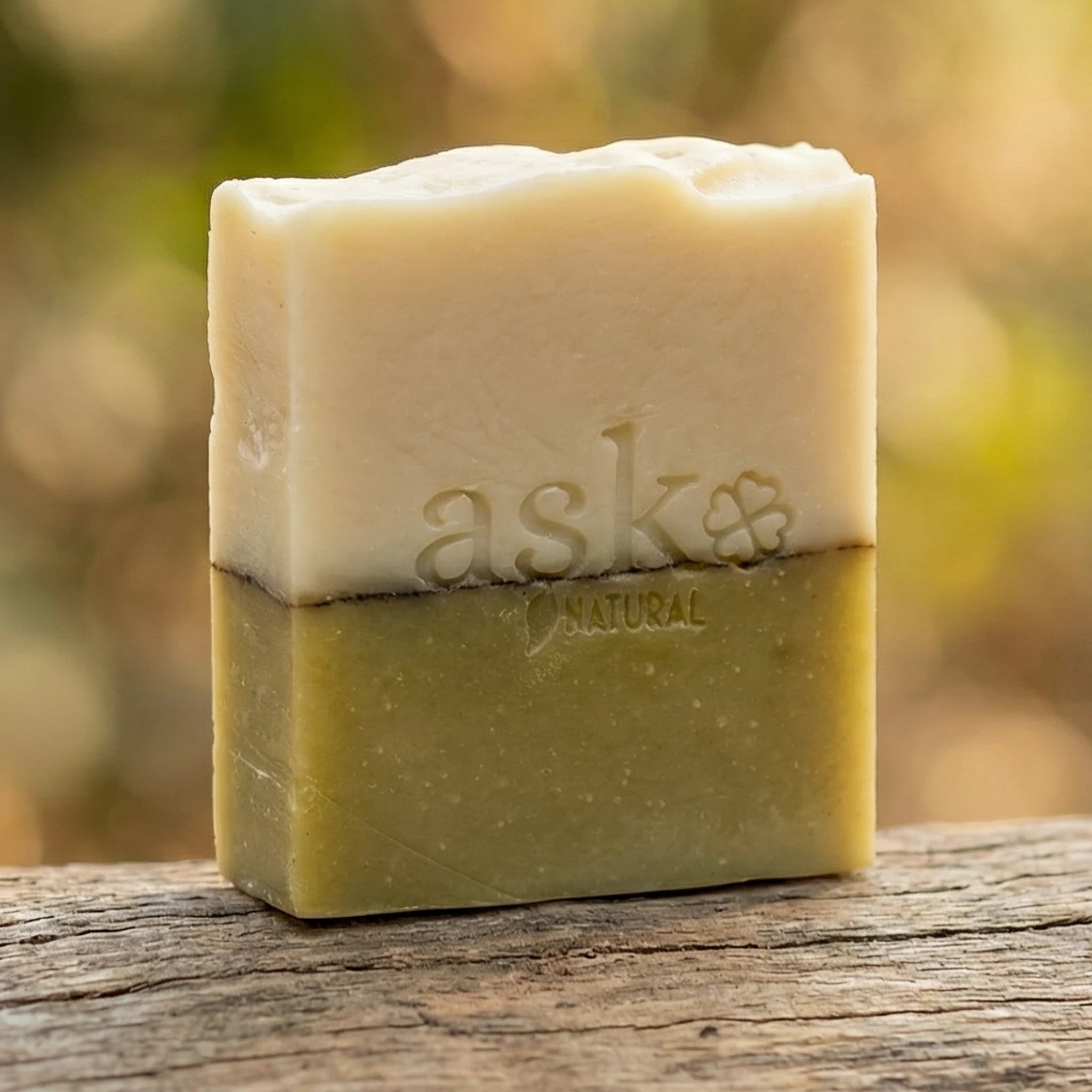 Handgemachte Teebaumöl Seife von ASK Natural, nachhaltig, vegan und palmölfrei hergestellt.